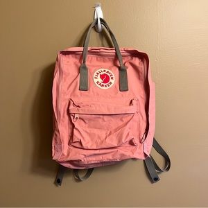 Fjallraven Kanken women’s pink backpack